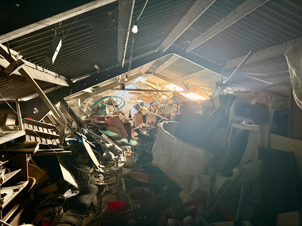 Lot: 41 - LARGE HOUSE AND FIVE GARAGES WITH POTENTIAL - Loft space above garages